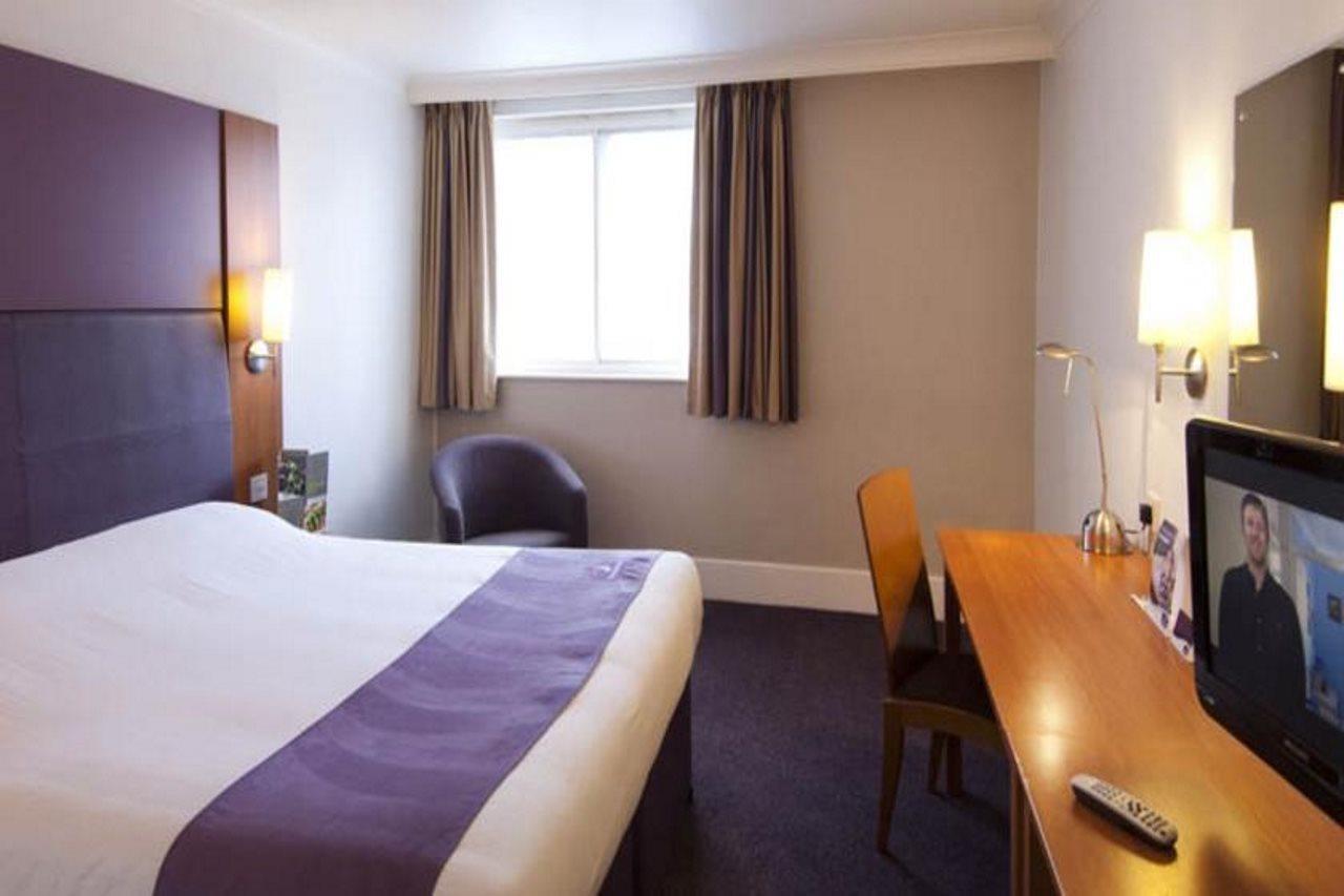 Premier Inn Stoke - Trentham Gardens ภายนอก รูปภาพ