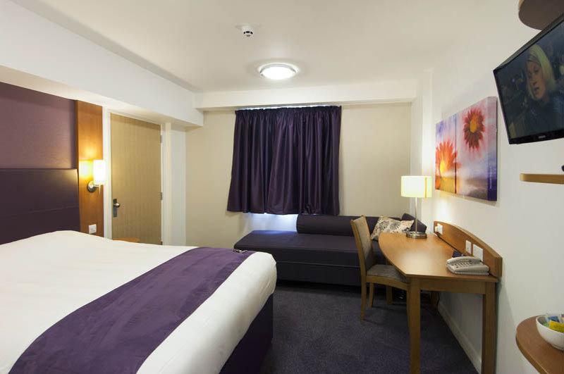 Premier Inn Stoke - Trentham Gardens ภายนอก รูปภาพ